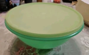 Vintage Tupperware grüne Schüssel Modell #237-4 mit Deckel / sehr guter Zustand! - Bild 1 von 5