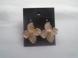 Pendientes Flor Efecto Mármol Blanco Color Dorado Centro y Borde Nuevos - Imagen 1 de 1