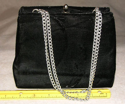 7-1/16" De colección. Bolso de noche de terciopelo negro, herrajes y correa plateados, interior de vinilo Foto 1 de 4
