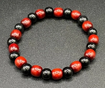 Pulsera elástica con cuentas de madera roja borgoña y negra Foto 1 de 2