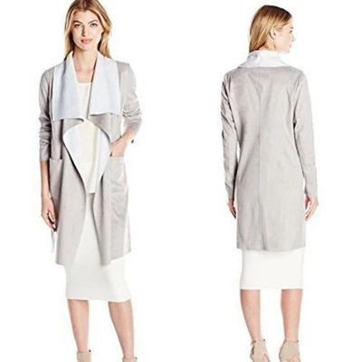 Chaqueta Plumero Belle by Badgley Mischka Gris y Blanco Imitación Gamuza Frente Abierto PEQUEÑA Foto 1 de 4