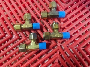 (4) Parker 6-4-6 RBZ-B Run Tee 3/8" Tube x 1/4" Male NPT - Picture 1 of 6