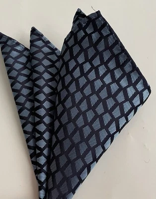 Cuadrado de Bolsillo, Hombre 10 Pulgadas, Azul Claro y Oscuro Pequeño Patrón Geométrico Foto 1 de 3