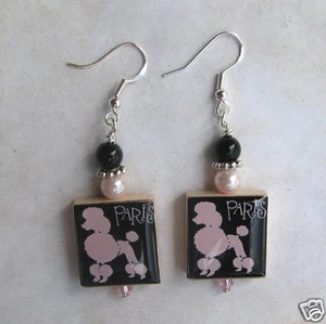 Rosa Pudel Ohrringe Vintage Altered Art Paris Scrabble Charms Silhouette Frankreich - Bild 1 von 1