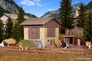 Kibri 38814 Swiss Barn with fence - Picture 1 of 3