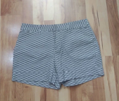 Catherine Malandrino Women's Size 10 Short Cotton Stretchy White/Black Cuffed - Image 1 of 4