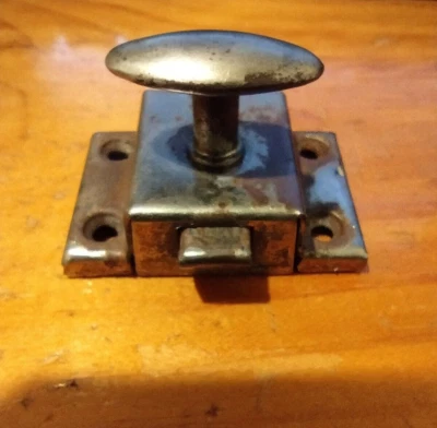 Cerradura de pestillo de resorte de puerta de gabinete de popa cromado sobre acero giro de pulgar antiguo Foto 1 de 4