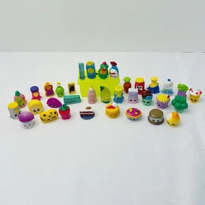 LOTTO di 34 minifigure Shopkins playset alce floccato bottiglia cucitrice righello cibo - Foto 1 di 6