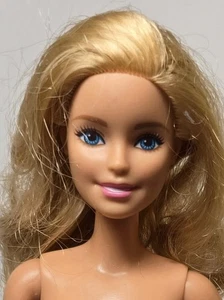 Nackte Barbie Puppe Fashionista blaue Augen blond Seitenteil beschädigte Hand - Bild 1 von 12