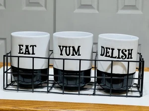 "Juego de 3 tazas Boston Warehouse en carrito de alambre-comer Yum Delish negro blanco 4,5""" - Imagen 1 de 11
