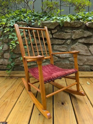 Antigua mecedora infantil de arce con fondo de eslinga de terciopelo 24" x 22,5" x 16,25" Foto 1 de 4