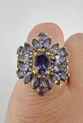 Anillo de diseño de oro amarillo de 10 k con racimo floral de iolita púrpura natural de 5,00 quilates Foto 1 de 4