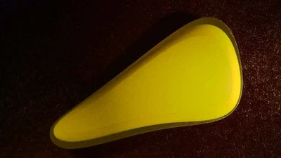 Cristal Caído Arena Surf Genuino Amarillo Canario Estuche Pieza 2.7g 1.25"L x 0.75"W Foto 1 de 4