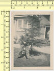 063 1950er Junge mit Tommy Thompson Maschinengewehr Spielzeug Kind spielt Vintage Foto