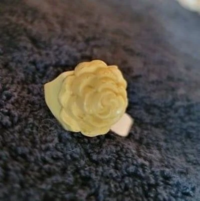 Joyería vintage de hueso/cuerno intrincadamente tallada, anillo rosa talla 3,5-4 Foto 1 de 4