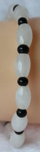 Dehnbares Armband, ovaler Schneequarz und schwarzes Glas, neu ohne Etikett - Bild 1 von 6
