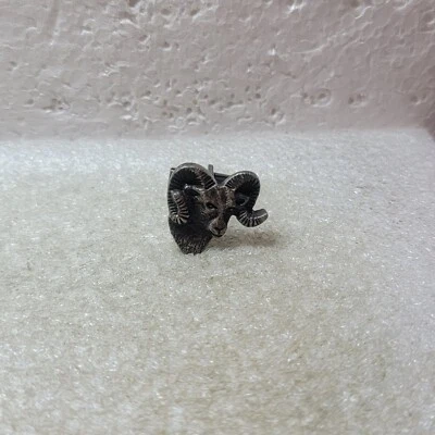 Gemelos individuales vintage con cabeza de carnero en tono peltre Foto 1 de 4