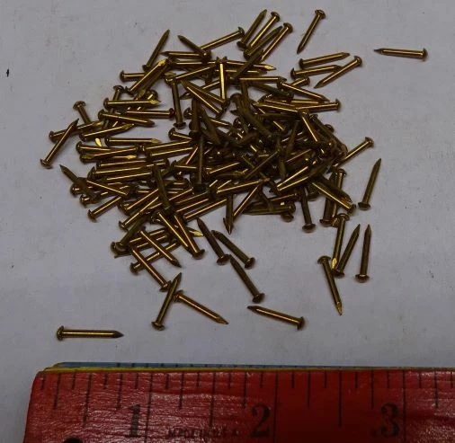 * Lote de 100 - Vintage - CLAVOS PEQUEÑOS LATÓN MACIZO 14g? - 1/2 pulgada - Cubierta de escudo Foto 1 de 1