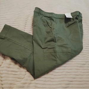 Nuevos pantalones cargo recortados Free Assembly para mujer 20 bolsillos verde oliva 100 % algodón - Imagen 1 de 7