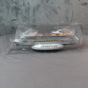 12" Royal Caribbean NAVIGATOR OF THE SEAS Kreuzfahrtschiff Modell - offiziell lizenziert - Bild 1 von 11