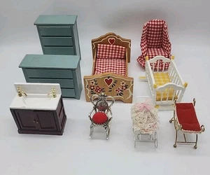 Konvolut 9 Vintage Puppenhaus Möbel & Zubehör Puppenfamilie Holz/Metall - Bild 1 von 7