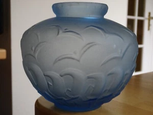 ANCIEN VASE VERRE MOULER BLEU DEPOLI MOUETTES MER VAGUES ht 15 cm STYLE ART DECO - Imagen 1 de 9
