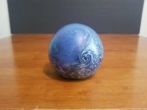 SIGNIERTER ORIENT & FLUME KUNST GLAS IRISIERENDE WELLE BRIEFBESCHWERER von BEYERS FAST NEUWERTIG - Bild 1 von 7