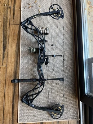Bowtech Carbon Icon  Right-Handed  Black Compound Bow - Image 1 of 4