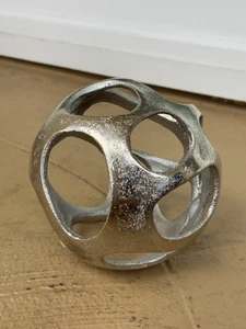 Silber Metall Durchbrochen Kugel Kugel 4" Moderne Geometrische Tischdeko - Bild 1 von 11