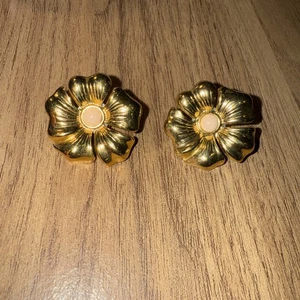 AVON BOLD GOLDEN FLOWER PIERCED EARRINGS - RETRO 1990s - Picture 1 of 4