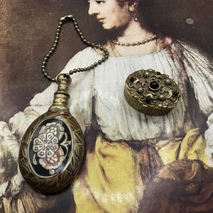 Antica bottiglia profumo ottone e portapillole smaltato e finto onice e perle semi - Foto 1 di 10