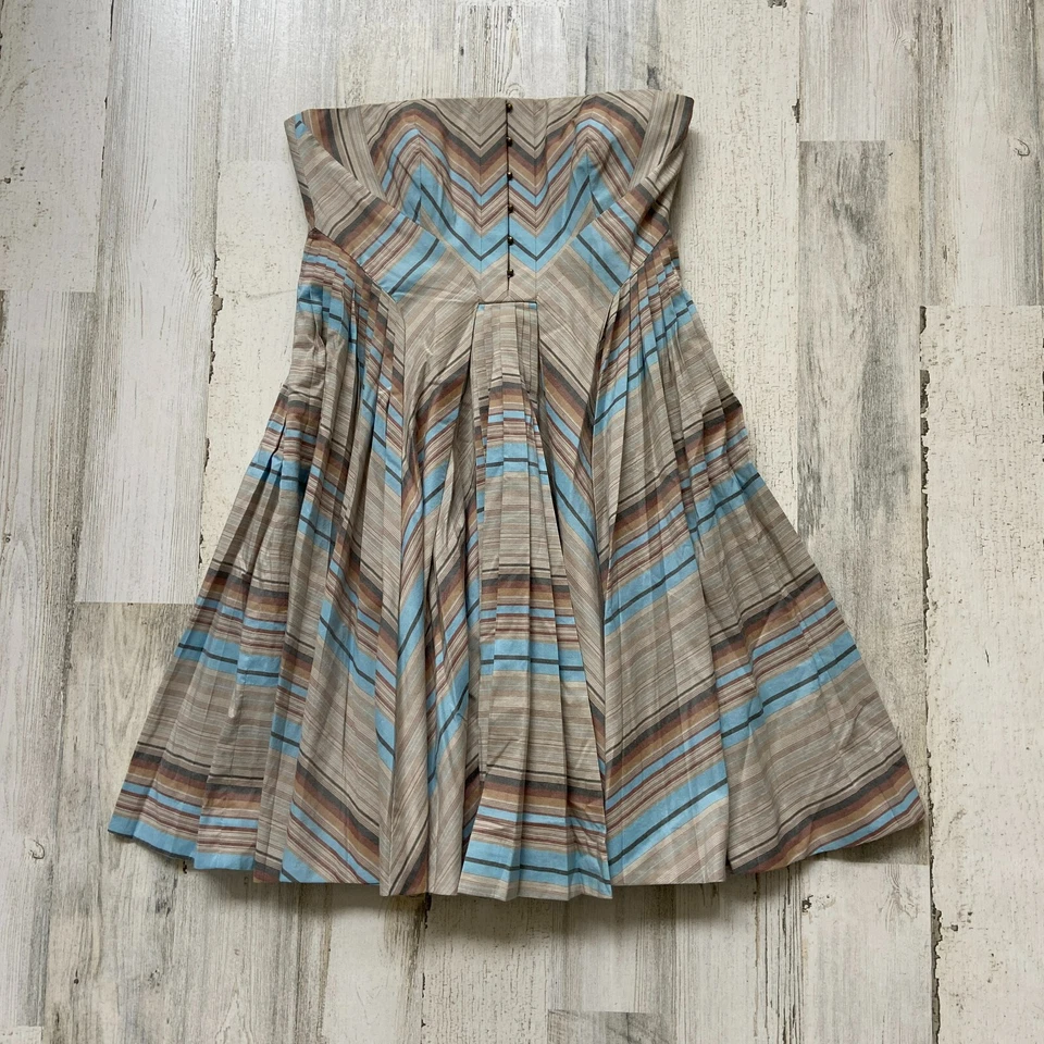 Vestido para mujer TWENTY8TWELVE talla 4 sin tirantes calce y acampanado falda plisada a rayas Foto 1 de 4