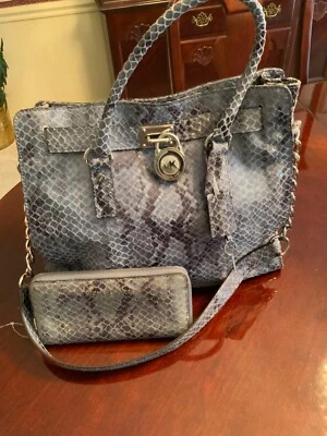 MICHAEL KORS BOLSA TOTE DE COURO GRANDE DENIM HAMILTON COM CARTEIRA COMBINANDO - Imagem 1 de 4