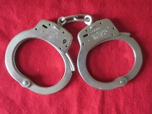VINTAGE ESTATE AUTHENTIC SMITH & WESSON HANDCUFFS MODEL 100 NO KEY FREE SHIP! - Picture 1 of 6