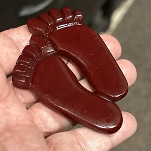 Broche prendedor pies desnudos huella roja ladrillo baquelita figura rara pieza coleccionable - Imagen 1 de 14
