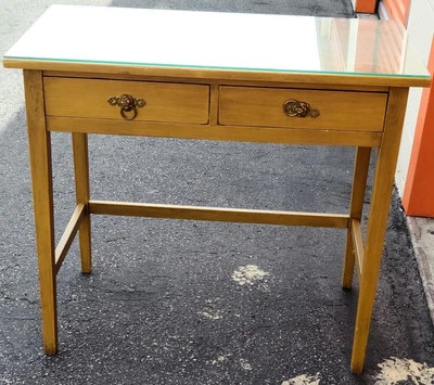 Escrivaninha Pequena Vintage – Duas Gavetas – Muito Bom Estado – Madeira Maciça – Ótima para Estudante - Imagem 1 de 4