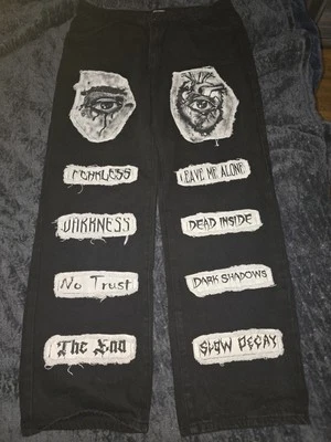 Pantalones de mezclilla Hot Topic con parches para ojos y citas de pierna ancha Foto 1 de 3