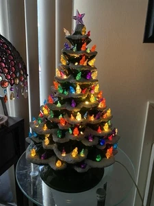 Árbol de Navidad de cerámica de 18" de colección con CAJA DE MÚSICA! “Meg 70” Rodolfo El Reno - Imagen 1 de 17