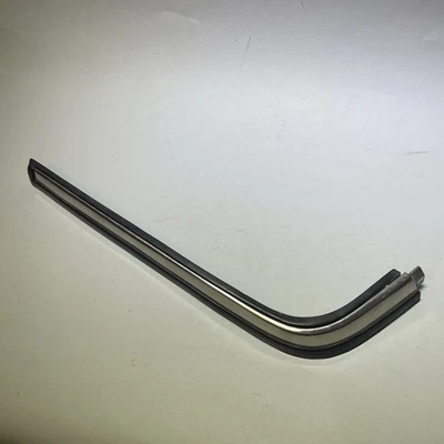 83-85 沃尔沃 240 DL GL 242 244 245 右握前曲棍球棒保险杠装饰成型 — 第 1/4 张图片