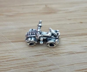 Dije de motocicleta de cuatro ruedas ATV pequeño de plata esterlina 18x10 mm - Imagen 1 de 4