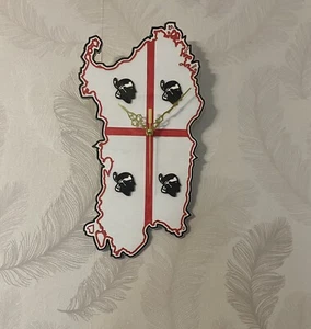 Orologio da parete in legno a forma di Sardegna colorato A Mano - Foto 1 di 6