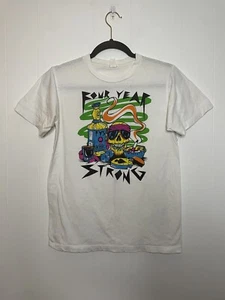 Camiseta Fuerte Cuatro Años Pequeña Banda de Música Pop Punk Y2k De Colección Rara Calavera - Imagen 1 de 6