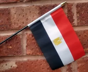 "BANDERA AGITANDO A MANO DE EGIPCIO Pequeña 6"" x 4"" con poste negro Egipto El Cairo Medio Oriente - Imagen 1 de 1