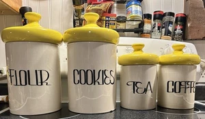 Set Bidoni Cucina Ceramica FARINA BISCOTTI TÈ CAFFÈ Vintage con Coperchi Gialli Set di 4 - Foto 1 di 8