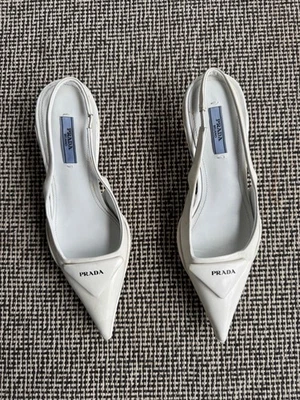 Prada Triángulo Logo Tacones Talla 35 Mujer Foto 1 de 4