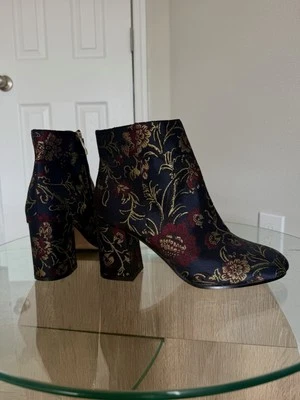Botas Antonio Melani Talla 9.5 | Estampado Floral Satinado Azul Marino Foto 1 de 4