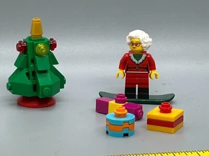 Minifigura de la señora Santa Claus Lady + árbol de Navidad 60381 calendario de Adviento LEGO City 2023 - Imagen 1 de 3