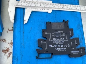 Enchufe de relé Schneider Electric RSLZVA1 con relé RSL1AB4BD - Imagen 1 de 9