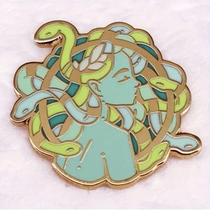 Schöne Medusa Emaille Anstecknadel - grün gold griechische Mythologie Schlange Dame hat Nonne falsch gemacht - Bild 1 von 5