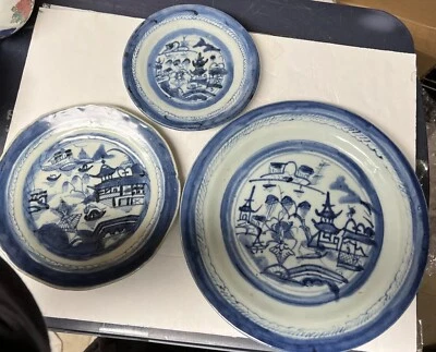 Tres placas vintage chinas con patrón de casa de paisaje azul y blanco Foto 1 de 4